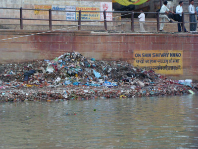 Varanasi-Ganges-Trash-400x300